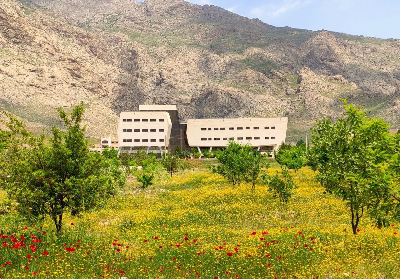 محوطهٔ دانشکدهٔ مهندسی برق و کامپیوتر